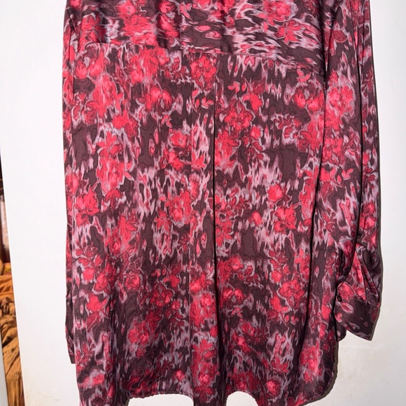 Simply Vera Vera Wang Sexy V-neck Red and Black Floral Blouse - Picture 2 of 6